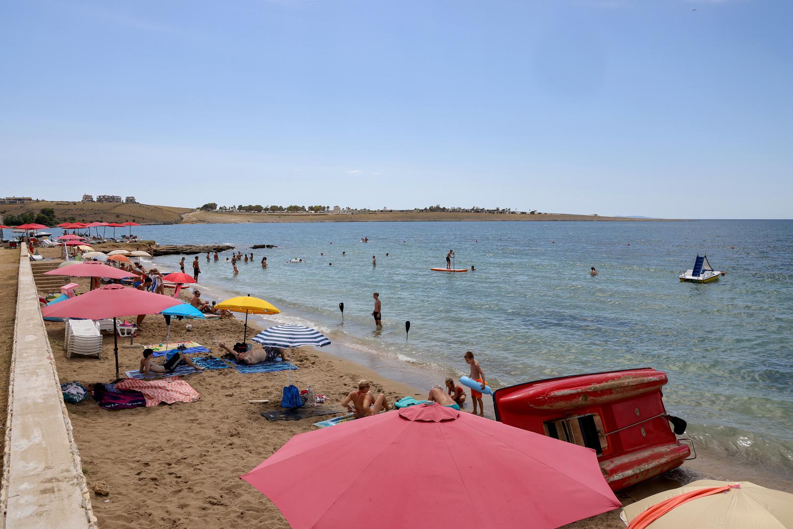 Turisti uživaju na pješčanoj plaži, a u mirnoj Povljani dobro se i jede, u restoranima Leut, Mornar,
Nirvana, Dubrovnik, pizzeriji Snoopy. Kraj je prepun šaša i jezera, privlači više od 160 vrsta ptica,
od kojih su neke vrlo rijetke. Gostima domaći organiziraju koncerte orguljaša, zabavne glazbe,
predstave za djecu...