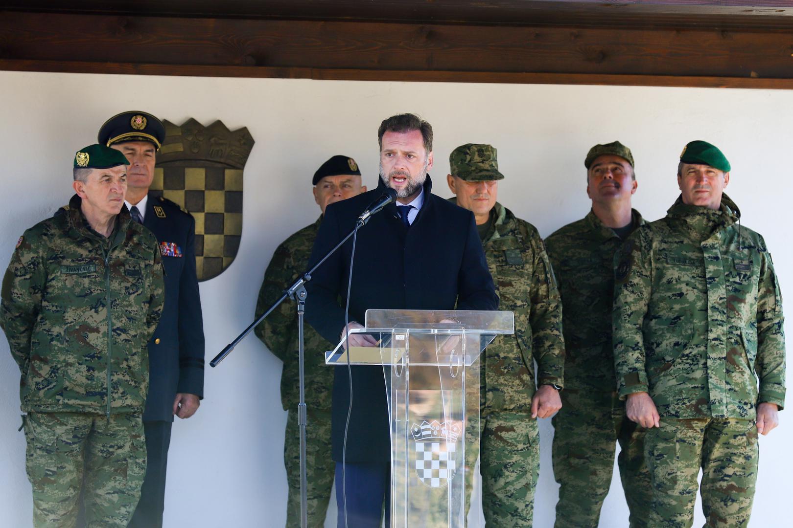 25.11.2022., Gasinci - Na vojnom poligonu 'Gasinci', ministar obrane RH Mario Banozic, urucio je 116 ugovora polaznicima 41. narastaja Specijalisticke vojne obuke (SVO) roda oklopnistva i pjesastva o vojnickoj sluzbi, medu kojima se nalazi i 31 vojnikinja. Ministar Mario Banozic. Photo: Dubravka Petric/PIXSELL