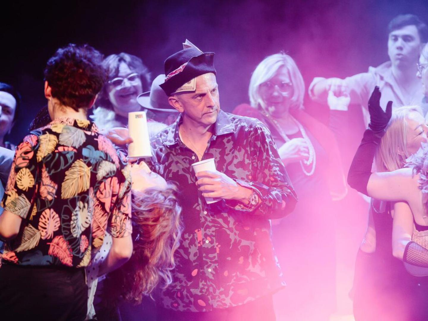 Uloga oca povjerena je najstarijem solistu ansambla Berislavu Puškariću, a osim njega, u ansamblu su Mislav Lucić, Tia Pikija, Matija Meić, Martina Menegoni, Emilia Rukavina, Benjamin Šuran, Jurica Jurasić Kapun, Luka Šopar i Šimun Šopar, uz koje nastupaju Varaždinski komorni orkestar i zbor “Chorus angelicus” Varaždin