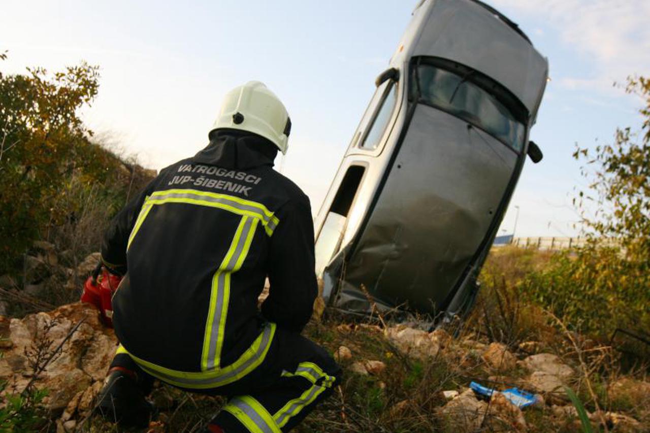 sletio s ceste, nesreća (1)