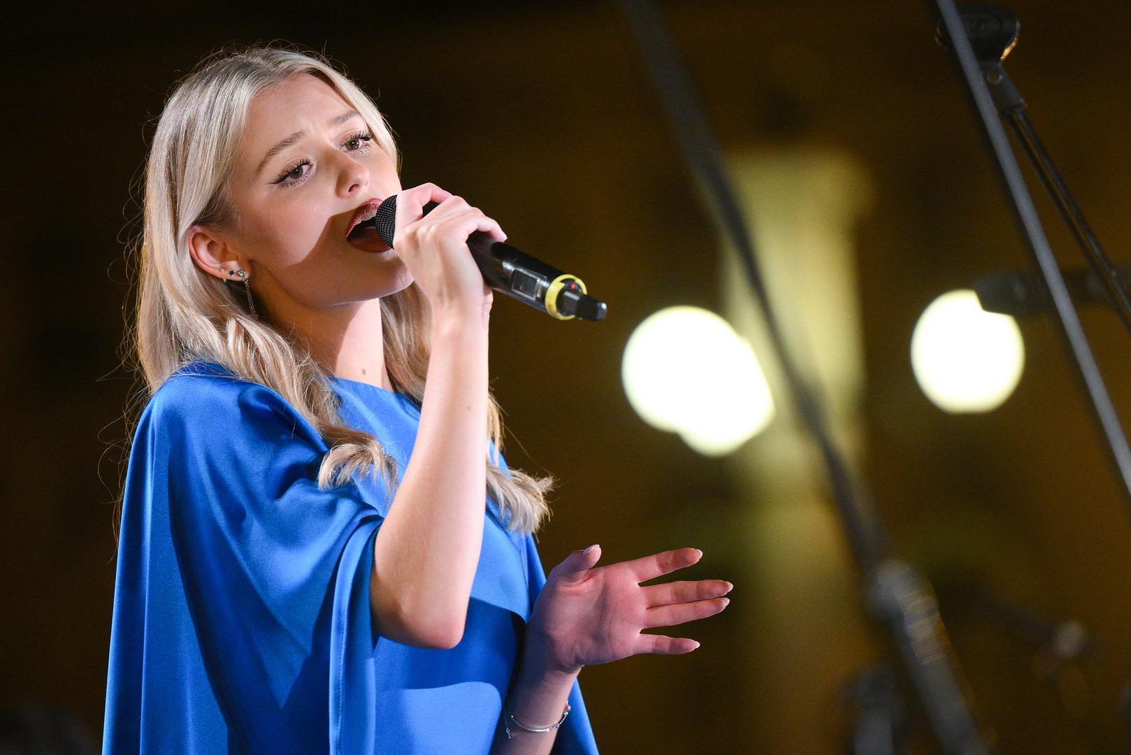 Dok se Maja rijetko pojavljuje na društvenim događanjima, njezina 19-godišnja kći Gita Hajdarhodžić sve sigurnije kroči majčinim stopama, ali i gradi vlastiti umjetnički put pod imenom Gita Haydar. Javnost je nedavno imala priliku vidjeti Gitu na koncertu posvećenom glazbenim velikanima Gabi Novak, Matiji i Arsenu Dediću, gdje je svojim nastupom oduševila publiku. Mlada umjetnica nije samo naslijedila majčin glazbeni talent, već se mnogi slažu da je izrasla u njezinu vjernu kopiju, dijeleći iste crte lica koje su Maju krasile u danima najveće slave.