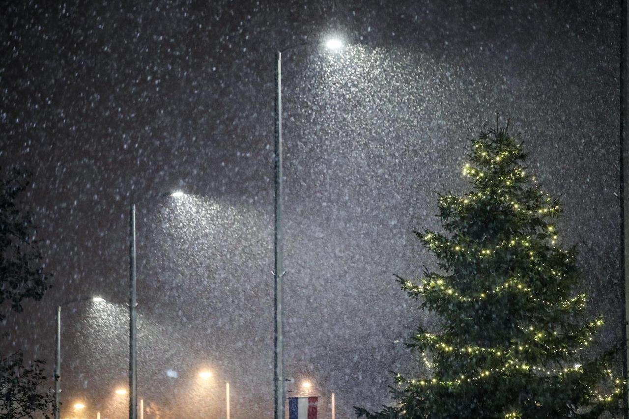 Snijeg zabijelio Zagreb