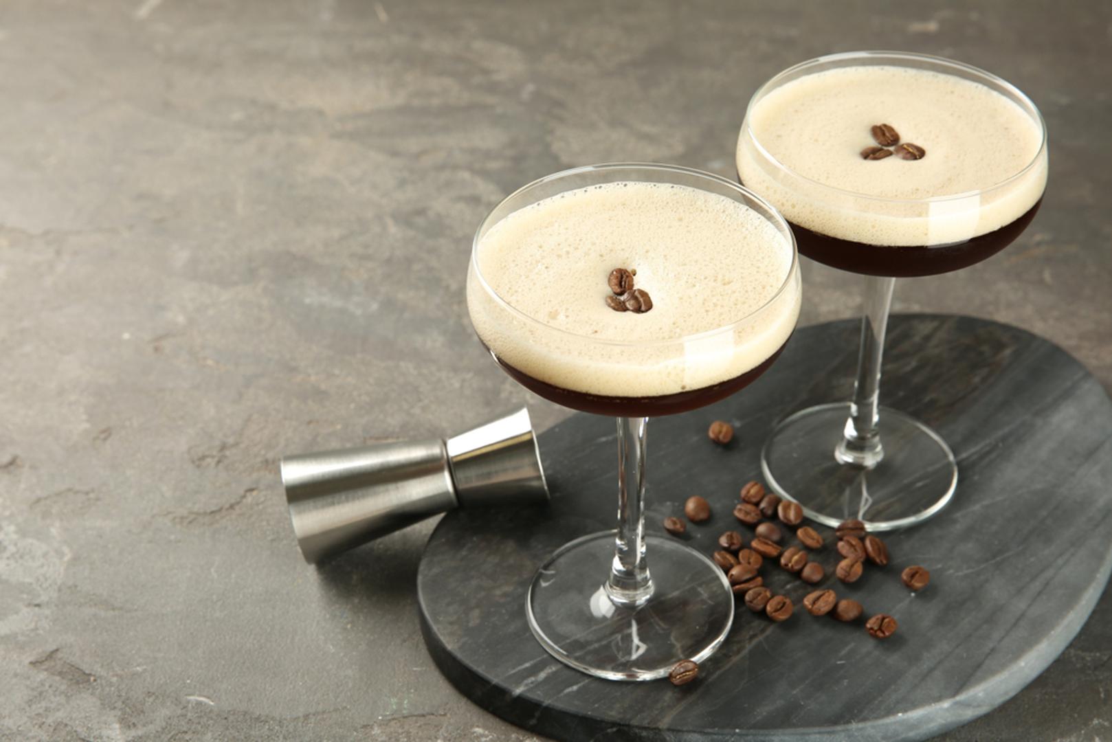 Espresso Martini savršen je izbor za ljubitelje kave koji žele i malo večernje elegancije. Kombinacija votke, svježe kuhanog espressa i likera od kave stvara snažan i aromatičan koktel. Idealan je za kraj večeri, kao zamjena za desert ili produžetak izlaska.