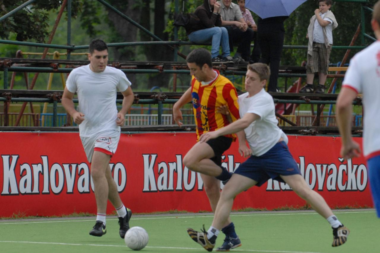 'Karlovac - Na sportskom igralistu na Dubovcu odrzava se nocni malonogometni turnir Dubovac 2010. Utakmica ekipa Ilovac - Leonardo. 300510 Photo: Kristina Stedul Fabac/PIXSELL'