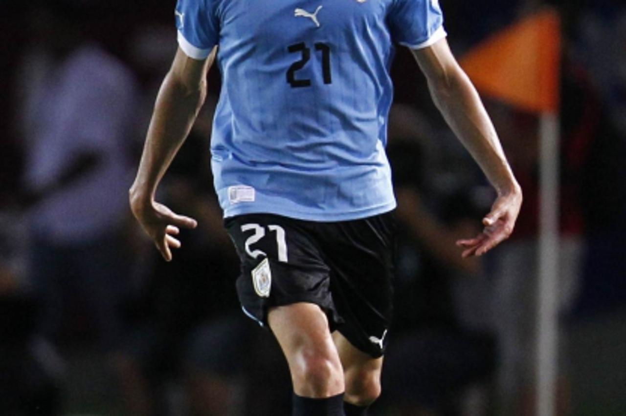 'Uruguay's Edinson Cavani (21) celebrates after scoring against Venezuela during their 2014 World Cup qualifying soccer match in Puerto Ordaz June 11, 2013. REUTERS/Carlos Garcia Rawlins (VENEZUELA  