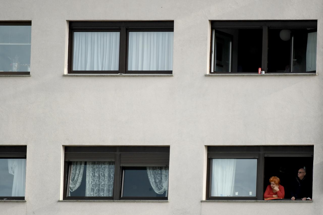 Zagrepčani s obližnjih zgrada prate svečano postrojavanje pripadnika Oružanih snaga RH u Kranjčevićevoj