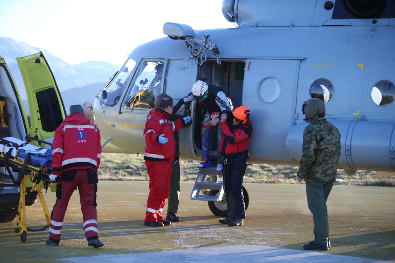 Helikopter spasio planinare s Mosora