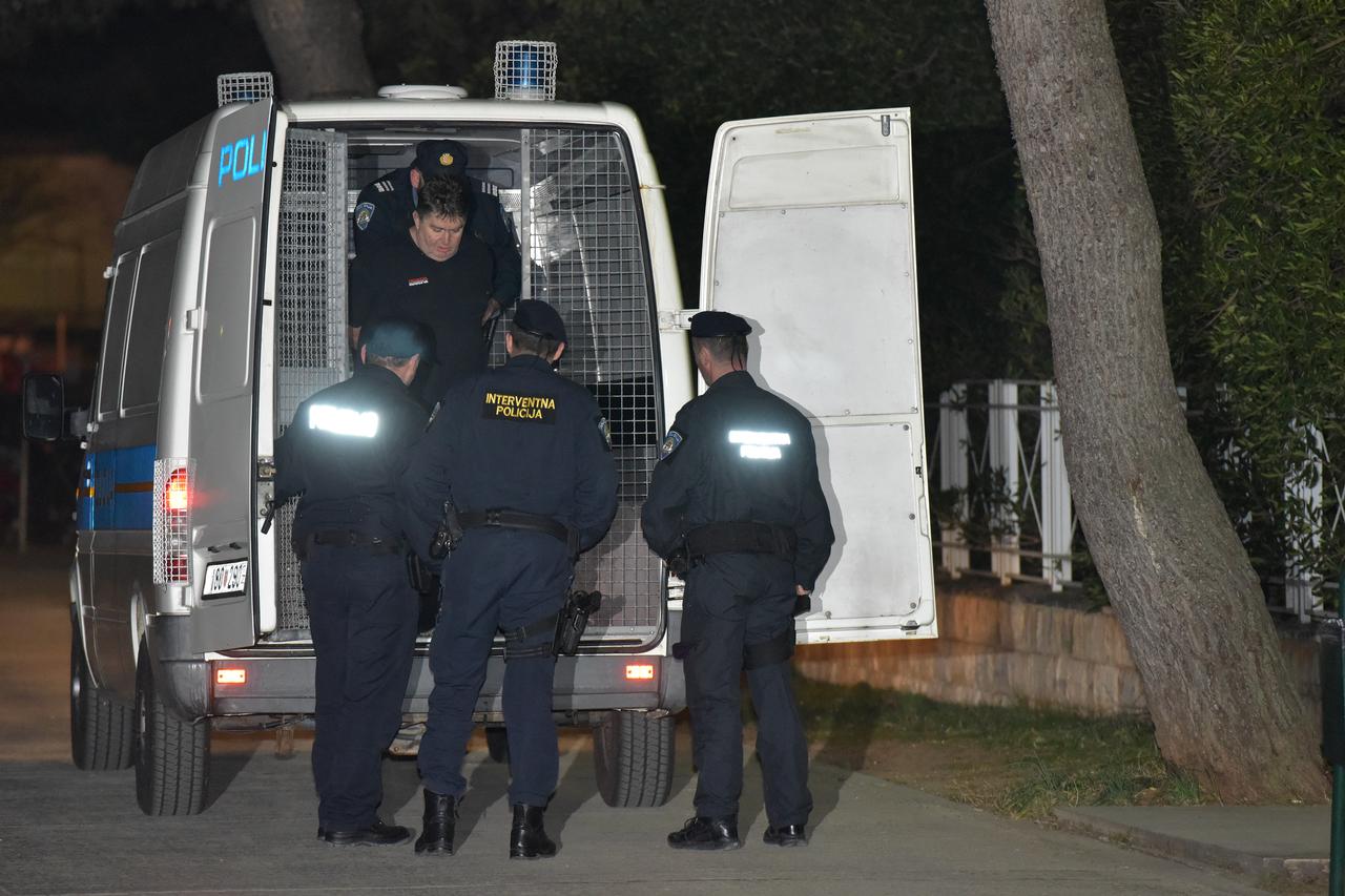 Zadar: Privođenje Josipa Rođaka koji je jutros s balkona bacio svoje četvero djece