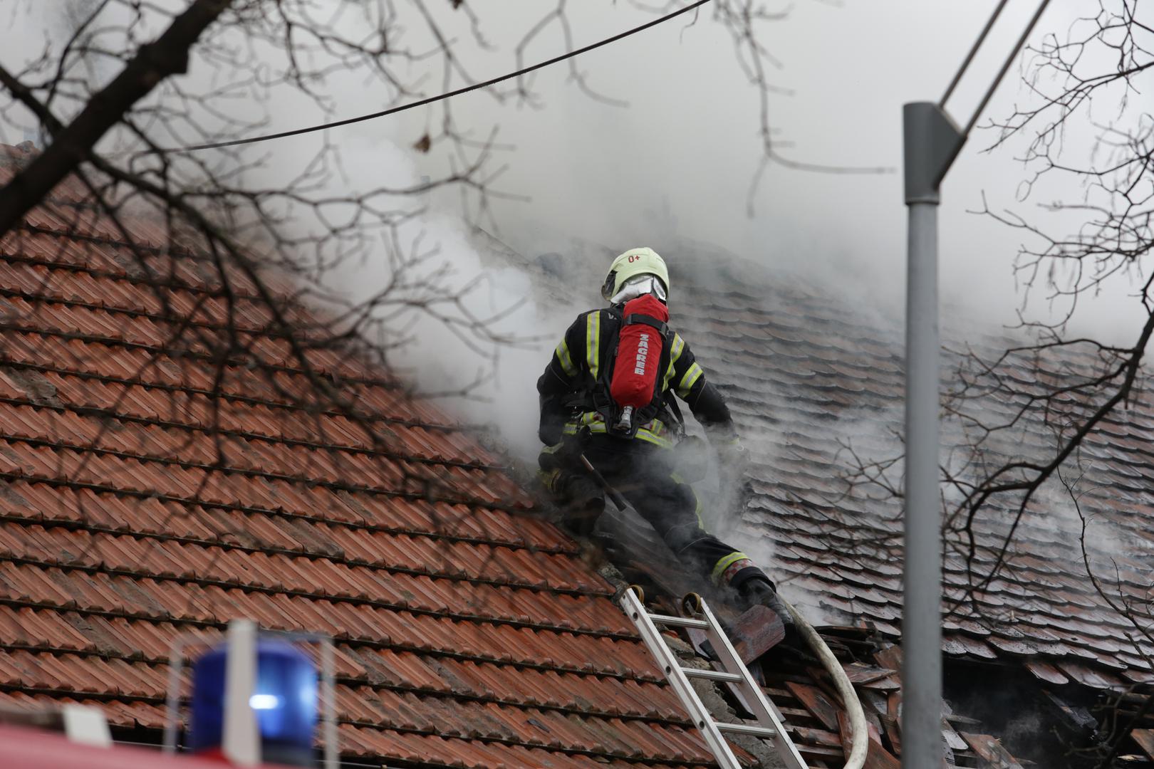 U Petrovoj ulici na broju 95 u Zagrebu danas je došlo do požara na krovištu kuće.

Na teren su izašla četiri vatrogasna vozila. 