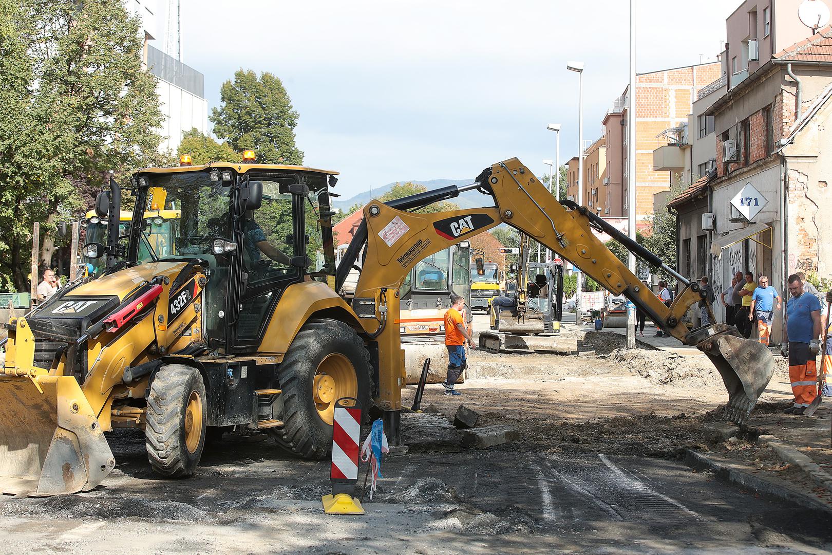 27.9.2021., Zagreb - Zbog puknute vodovodne cijevi u Selskoj ulici poplavljen je dio gradske cetvrti Tresnjevka sjever. Cijev je pukla ispred kucnog broja 173 u Selskoj ulici, gdje je nastala velika i duboka rupa. Podrumi, garaze i neka kucanstva u Selskoj i okolnim ulicama su poplavljena. Trenutno se sanira ostecenje vodovodne cijevi, pa je promet tim djelom Selske ulice zatvoren. Popisivaci bi kroz nekoliko dana trebali izaci na teren kako bi ustvrdili stetu na poplavljenim objektima. Photo: Goran Stanzl/PIXSELL