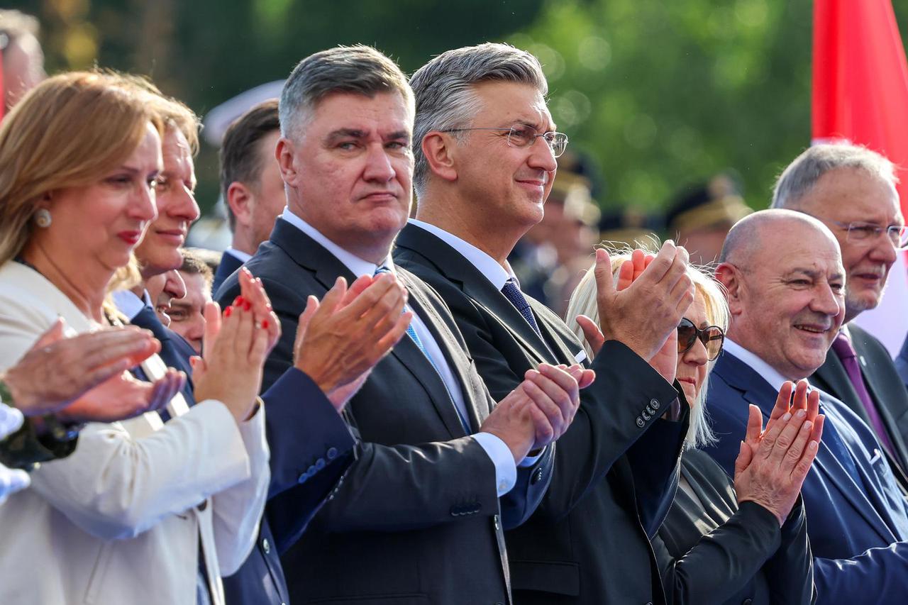 Zagreb: Uzvanici iz lože prate svečani vojni mimohod u povodu 30. obljetnice VRO Oluja