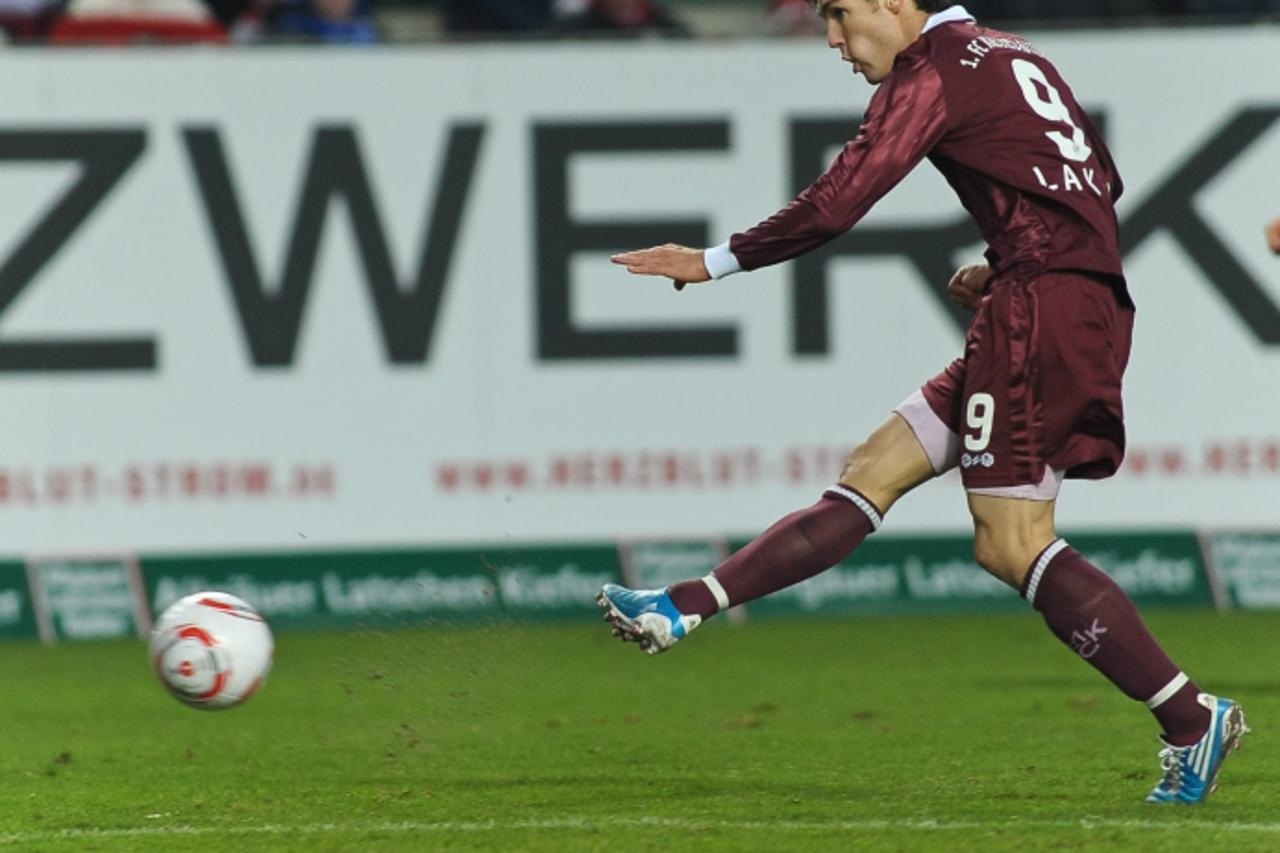 \'27.11.2010, Fritz-Walter Stadion, Kaiserslautern, GER, 1. FBL, 1.FC Kaiserslautern vs FC Schalke 04, im Bild Srdjan LAKIC (Kaiserslauern #9 CRO) macht das 3:0, Foto Ÿ nph / Roth\'