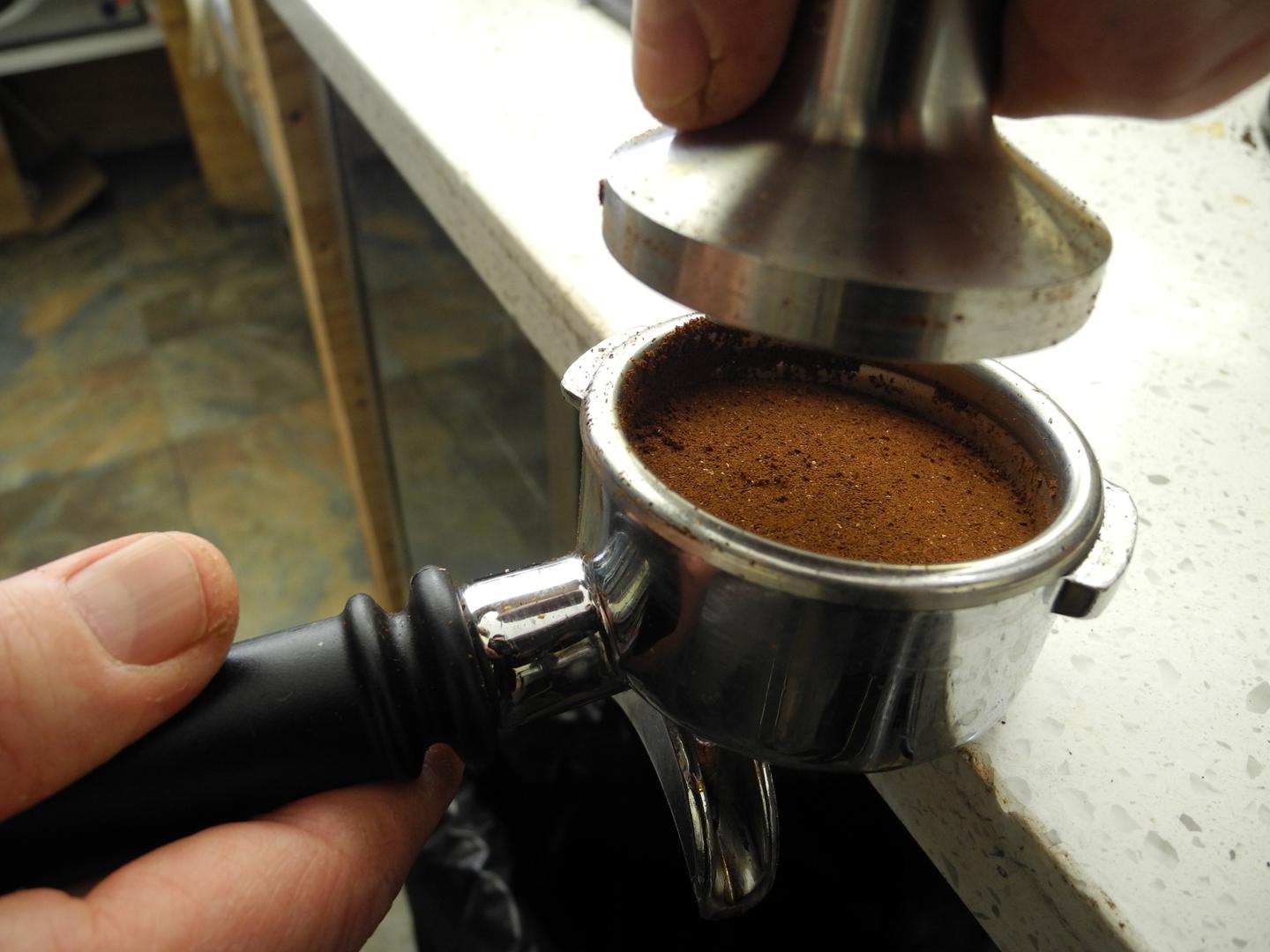 Aparat za kavu - Gotovo polovina testiranih aparata za kavu sadrži bakterije i plijesan. Najčešći je razlog što se ostatak aparata ne čisti često i temeljito kao same posudice (za filter kavu primjerice). Potrebno je barem jedno tjedno rastaviti aparat koliko se može i sve perive dijelove oprati s jabučnim octom