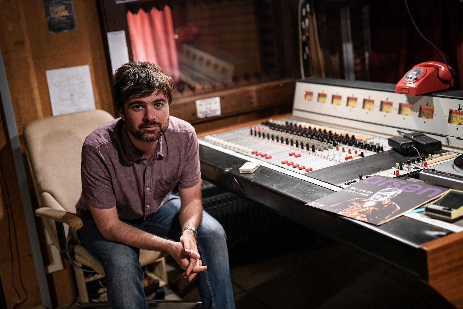 Riđičkog danas znamo po ulogama u “Crno-bijelom svijetu”, član je benda Lika Kolorado, a uspješan je i radijski voditelj. 