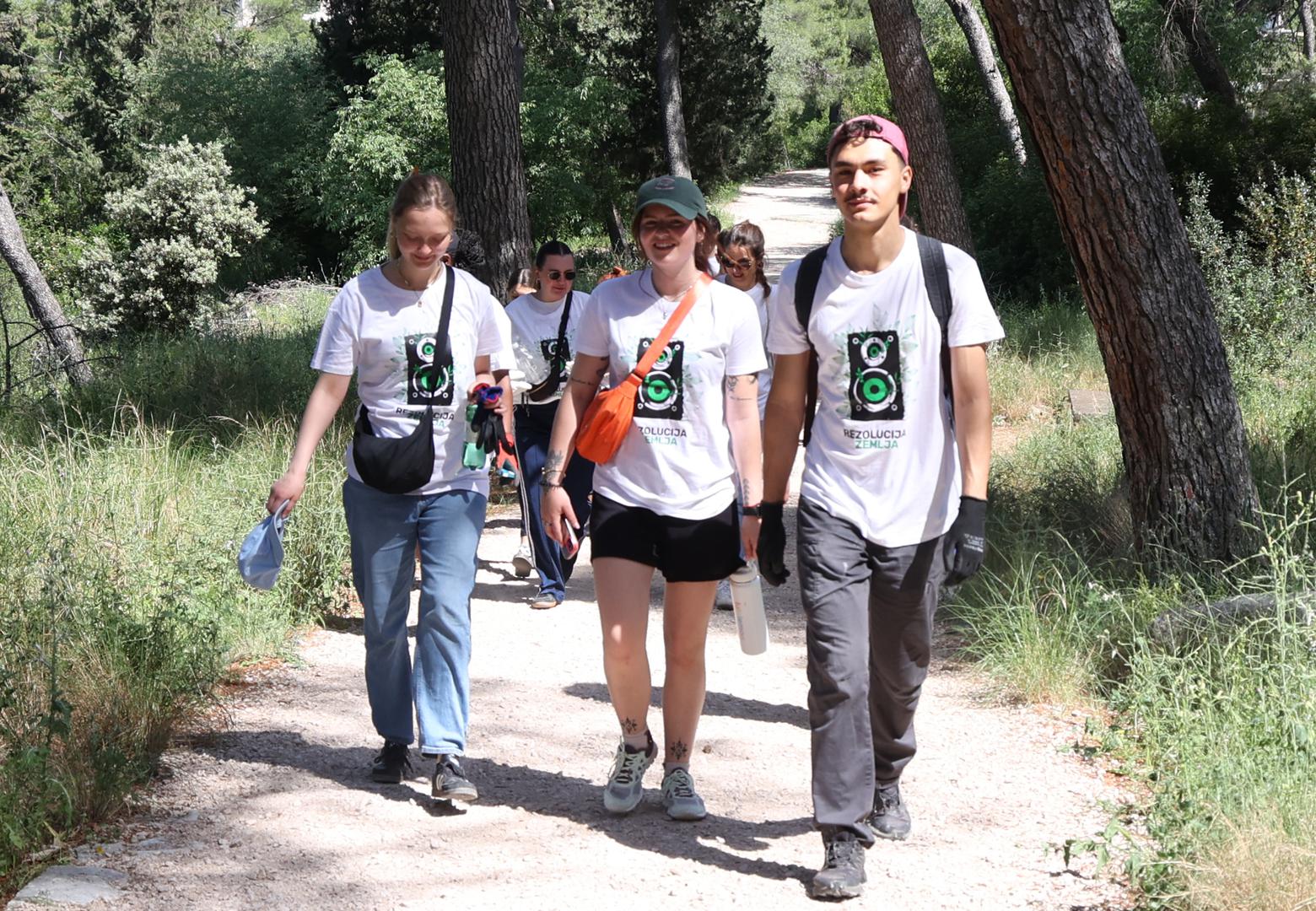 Volonterska akcija se provela u zajedničkoj suradnji  Udruge mladih „Mladi u EU“, Volonterskog centra „POZITIVA“  i Društva  sportske rekreacije "Sport za sve" 08 FORCA Šibenik i Rezolucije Zemlja, a uz podršku Hrvatskih šuma d.o.o., Javne ustanove Priroda Šibensko-kninske županije.