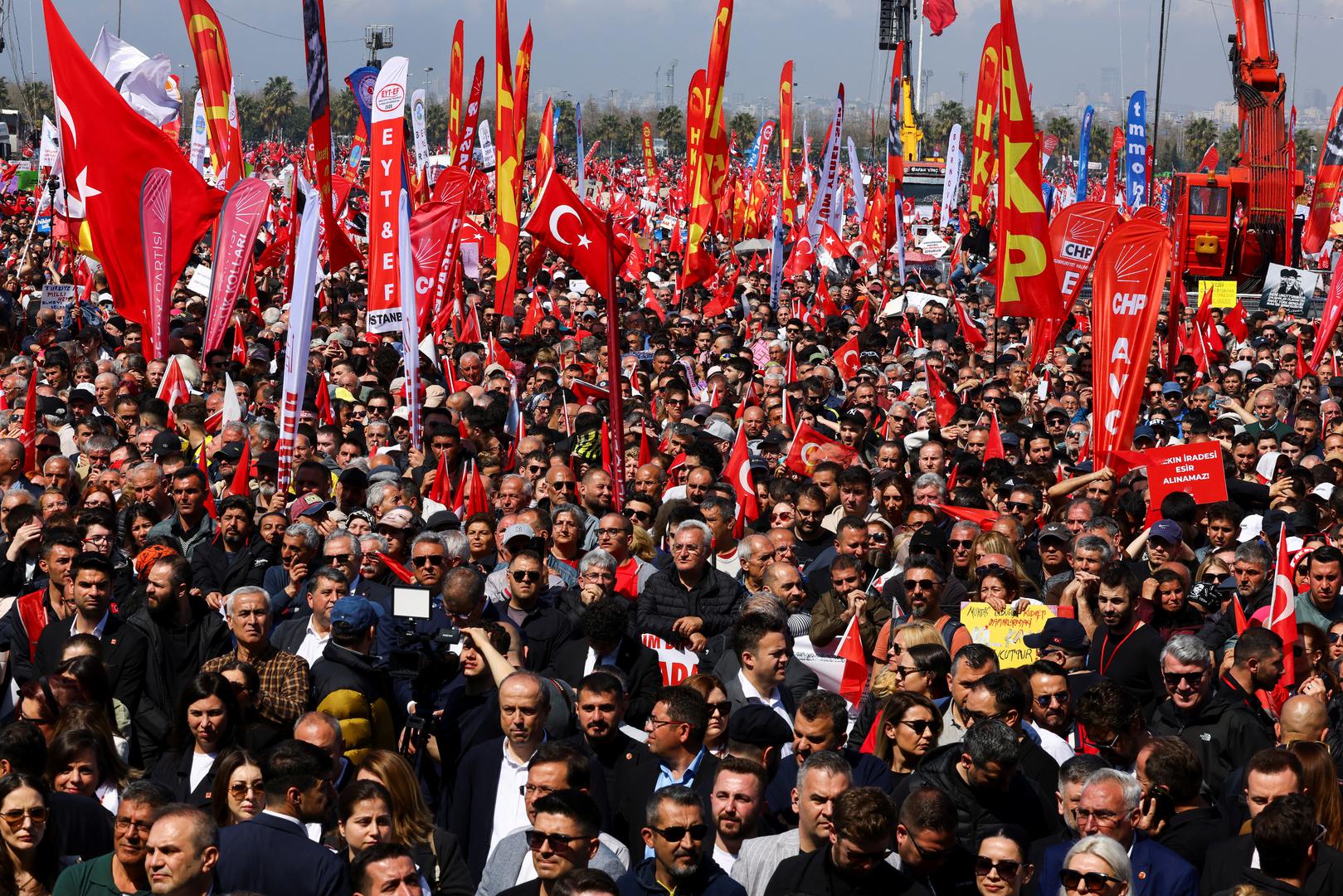Imamogluova Republikanska narodna stranka (CHP), najveća oporbena politička grupacija, uz ostatak opozicije, skupine za ljudska prava i zapadne države smatra da je slučaj protiv Imamoglua političke naravi, pokušaj eliminacije izborne prijetnje Erdoganu.