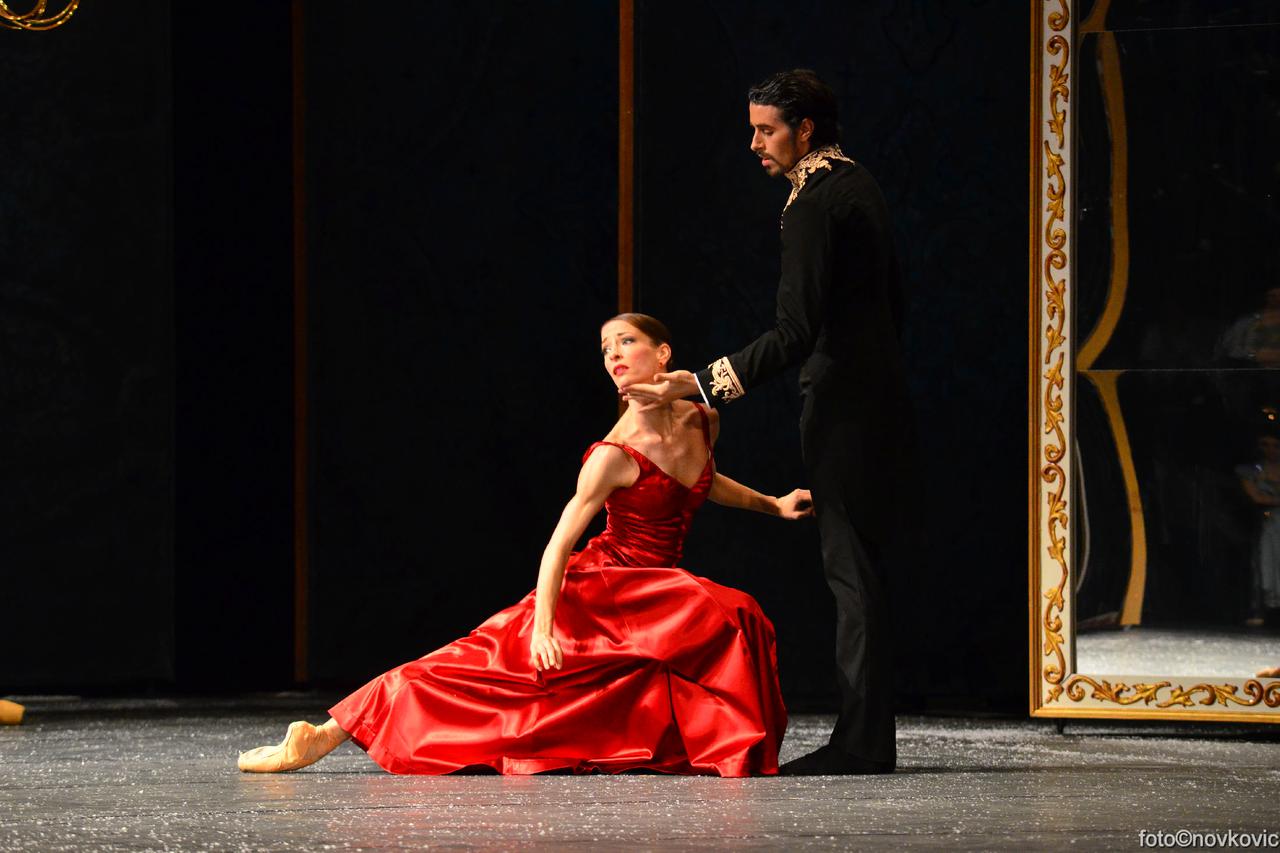 Edina Pličanić i Guilherme Gameiro Alves u sceni iz Ane Karenjine 