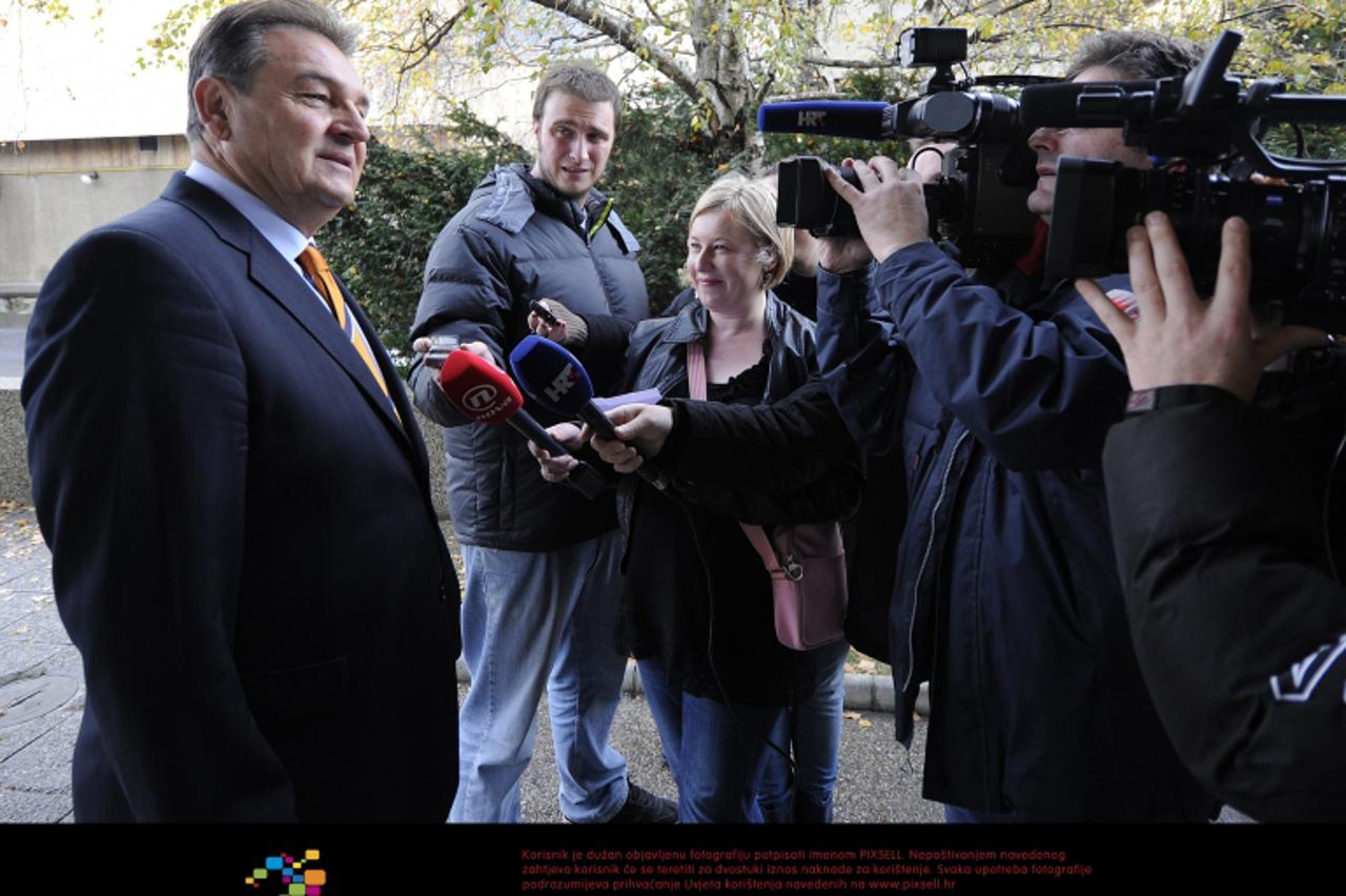 \'04.12.2011., Varazdin - Hrvatski gradjani i drzavljani biraju zastupnike za sedmi saziv Hrvatskoga sabora. Sef HNS-a Radimir Cacic na glasackom mjestu br 4. u ulici Stanka Vraza. Photo: Vjeran Zgane