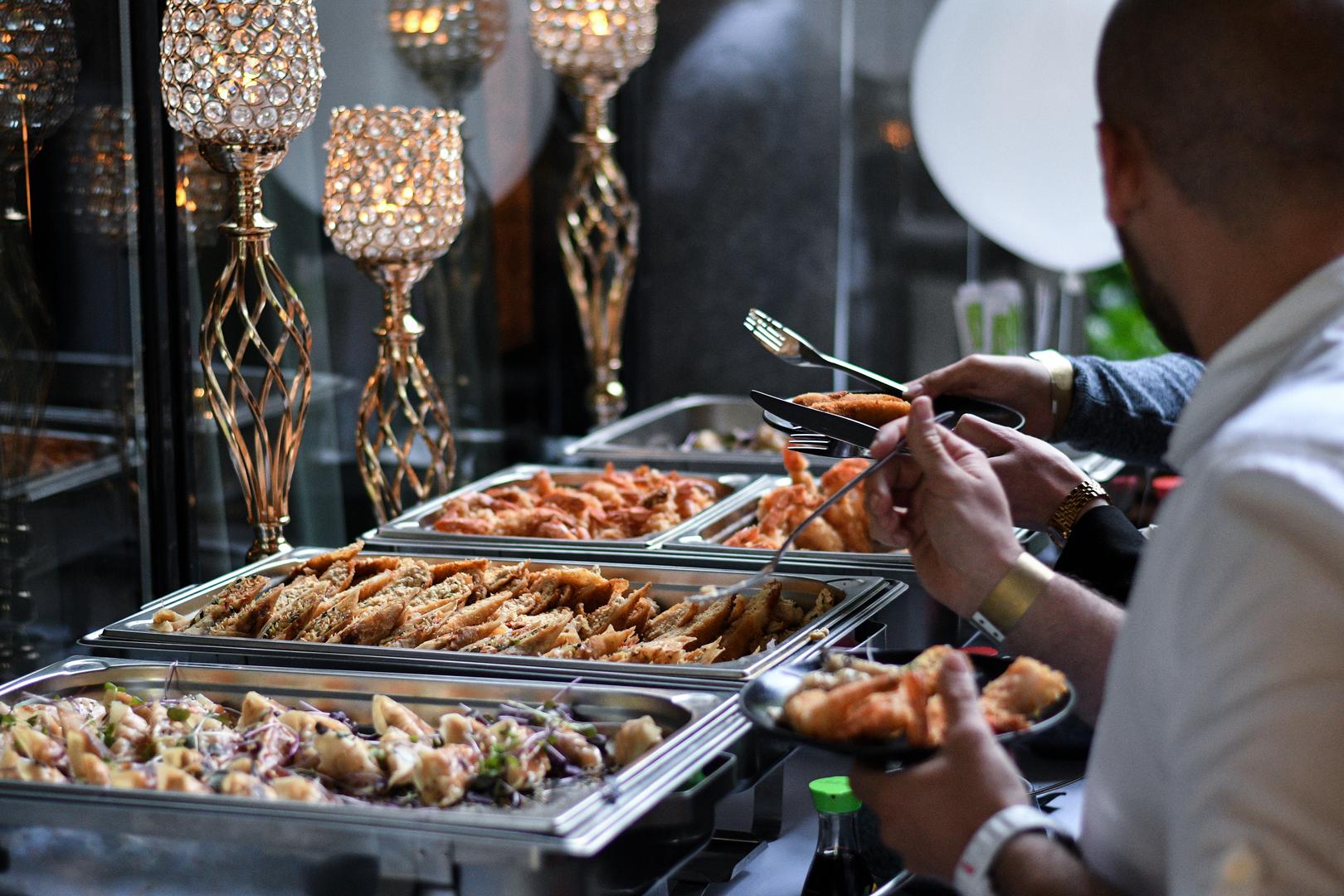 U stožeru kandidatkinje Vesne Škare Ožbolt je, sudeći prema fotografijama, široka ponuda jela i pića.