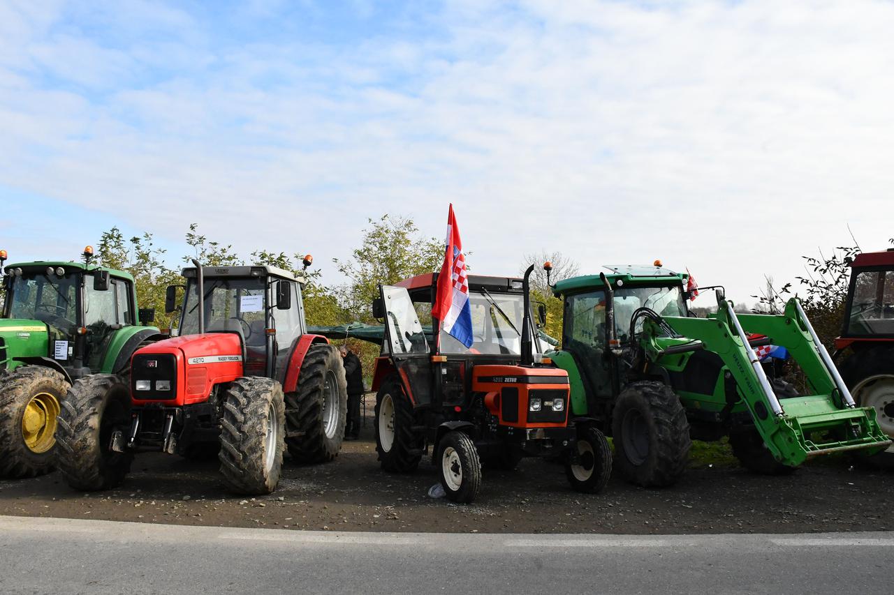 Sve više prosvjednika s traktorima okuplja se u blizini graničnog prijelaza Slavonski Šamac