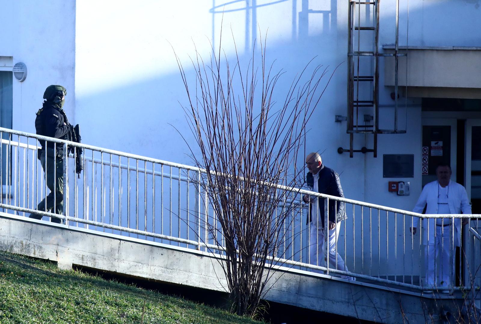 30.01.2025., Zagreb - Policija s dugim cijevima rano jutros bila je ispred PET/CT centra u  Klinickom bolnickom centru Sestre milosrdnice u Vinogradskoj ulici. Photo: Emica Elvedji/PIXSELL
