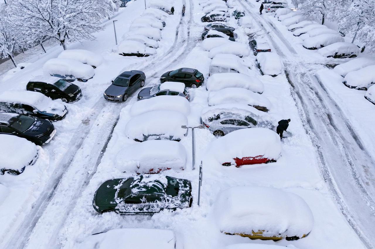 Pogled iz zraka na Sarajevo u potpunosti prekriveno snijegom