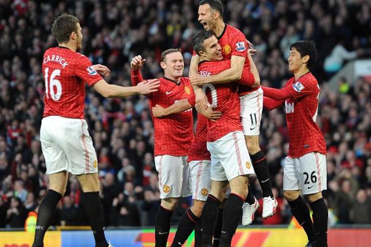 'Manchester United\'s Robin van Persie (centre) celebrates with his team-mate\'s after scoring his team\'s opening goalPhoto: Press Association/PIXSELL'