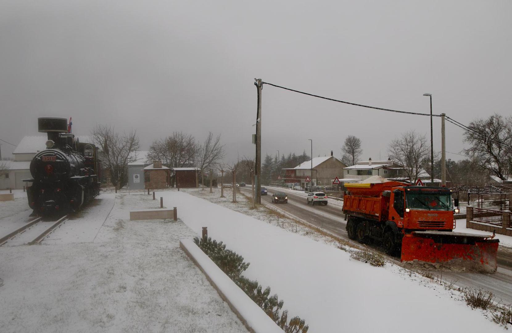 09.01.2025.,Dicmo-Snjezni uvjeti na prometnicama u zaledju Splita. Zimske sluzbe od ranog jutra brinu se za prohodnost cesta. Photo: Ivo Cagalj/PIXSELL