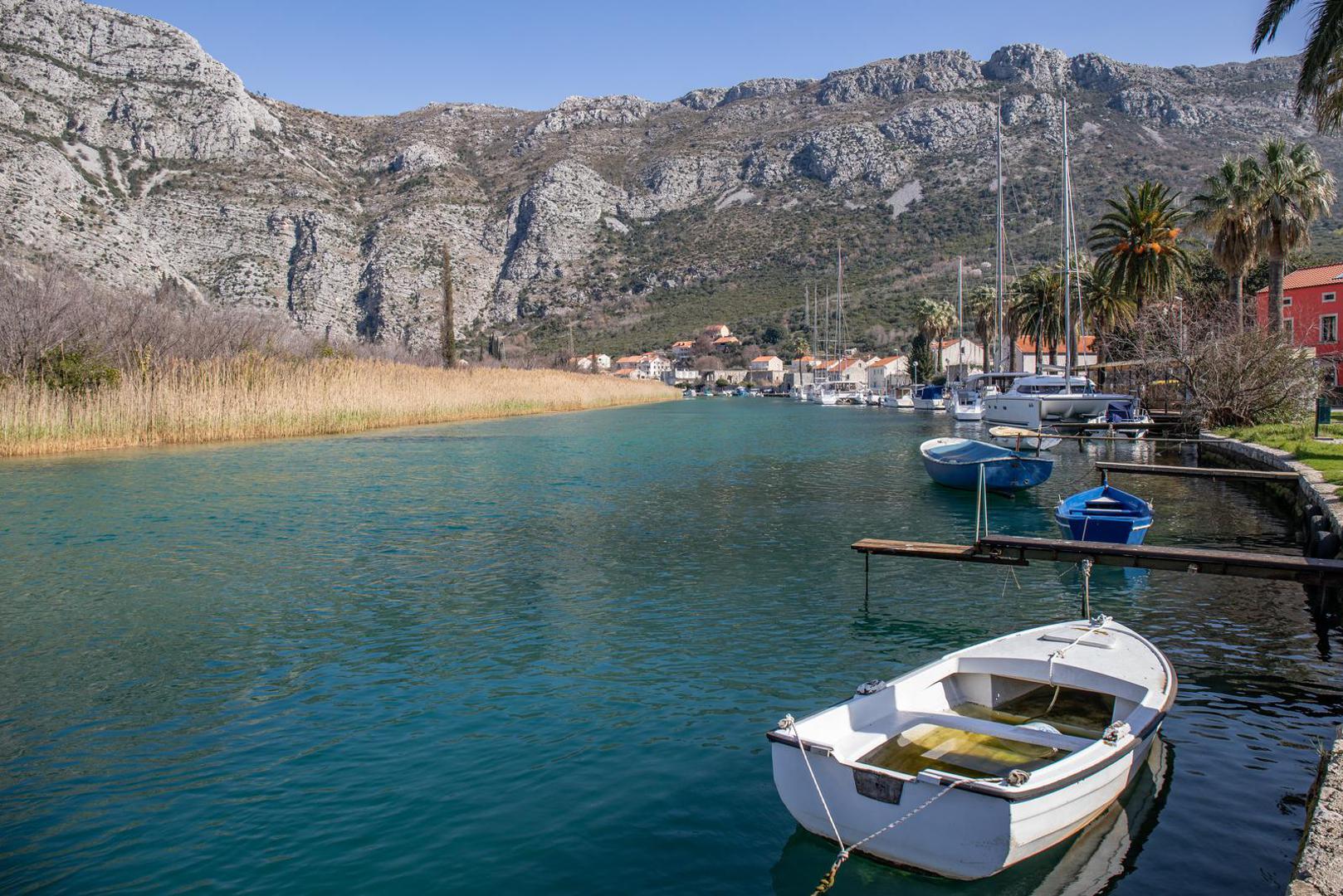 Nekoliko destaka metara od izvora rijeke Omble nalazi se slap visine 70-ak cm nakon kojeg Ombla utječe u Jadransko more u 5 kilometara dugačkom zaljevu Rijeke dubrovačke, pa se stoga smatra da je njen vodotok, bez slane vode, dugačak 30 metara i da je Ombla najkraća rijeka na svijetu