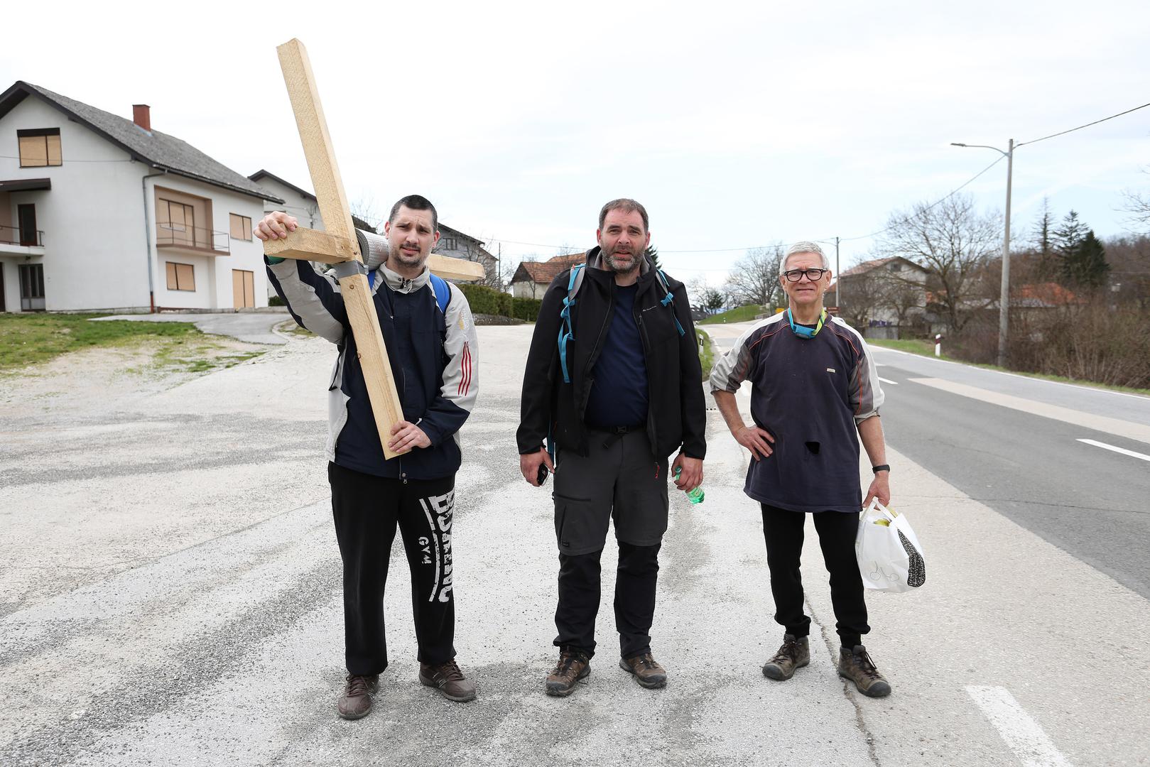 Riječanin Saša Pavlić treći dan pješači noseći križ od Rijeke do Zagreba