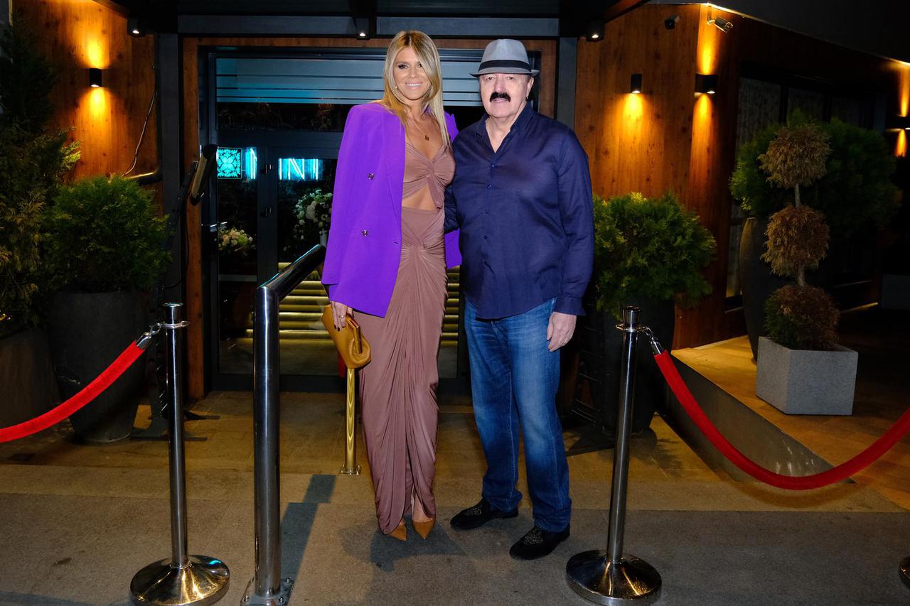 Dolazak uzvanika na proslavu Severininog 50. rođendana u klubu Mint