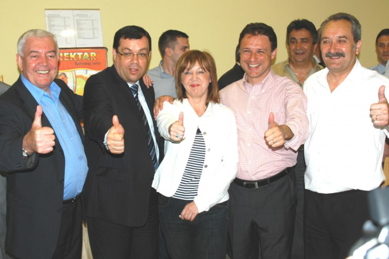 '25.05.2010., Bjelovar - Bjelovarski politicari slavili na zadnjim izborima, Miroslav Cacija zupan bjelovarsko-bilogorski, Damir Bajs ministar turizma, Djurdja Adlesic potpredsjednica Vlade, Gordan Ja