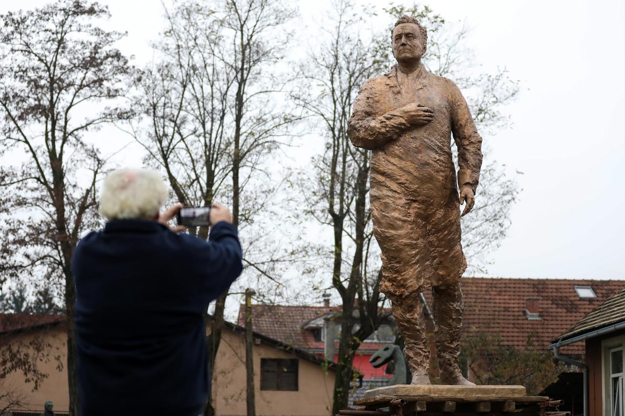 Gotova zlatna statua Franje Tuđmana
