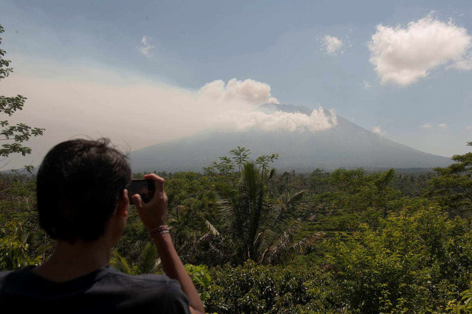 Prethodna erupcija vulkana Agung zabilježena je 1963. godine. Vulkan je izbacio pepeo do Džakarte, udaljene oko 1000 kilometara. U nekoliko erupcija bilo je tada gotovo 1600 mrtvih.