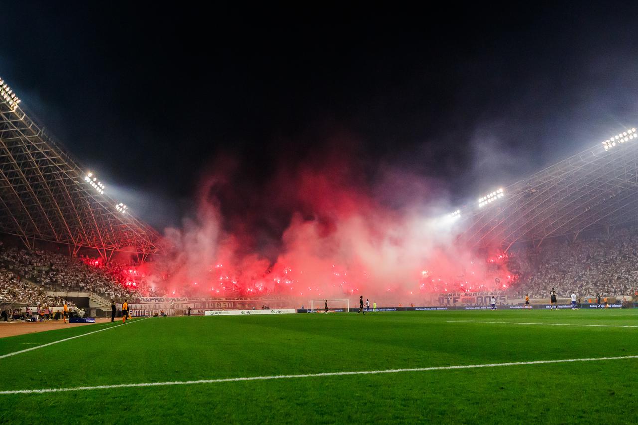 Split: Bakljada tijekom utakmice između Hajduka i Dinama