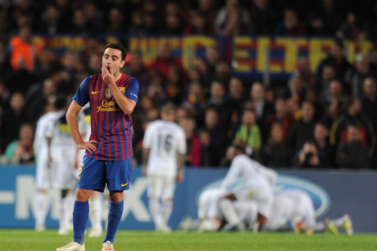 'Barcelona\'s midfielder Xavi Hernandez looks dejected after Chelsea\'s Fernando Torres scored during the UEFA Champions League second leg semi-final football match Barcelona against Chelsea at the Ca