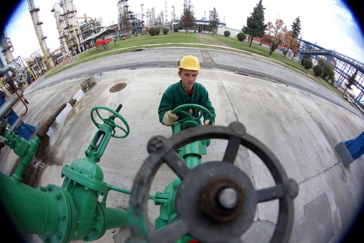 '02.11.2012. Bosanski Brod- Reportaza iz rafinerije nafte u Bosanskom Brodu. Photo: Boris Scitar/VLM'
