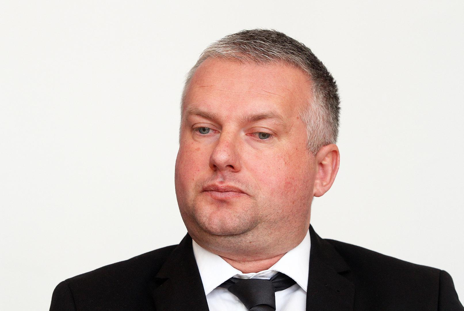 Stjepan Baranašić, HNS-ov kadar u HAC-u - Za predsjednika i članove Uprave Hrvatskih autocesta proveden je javni natječaj, ali su se fotelje ipak dijelile po stranačkom ključu. Tako je za člana Uprave Vlada Skupštini HAC-a predložila imenovanje i Baranašića, koji je HNS-ov kadar.