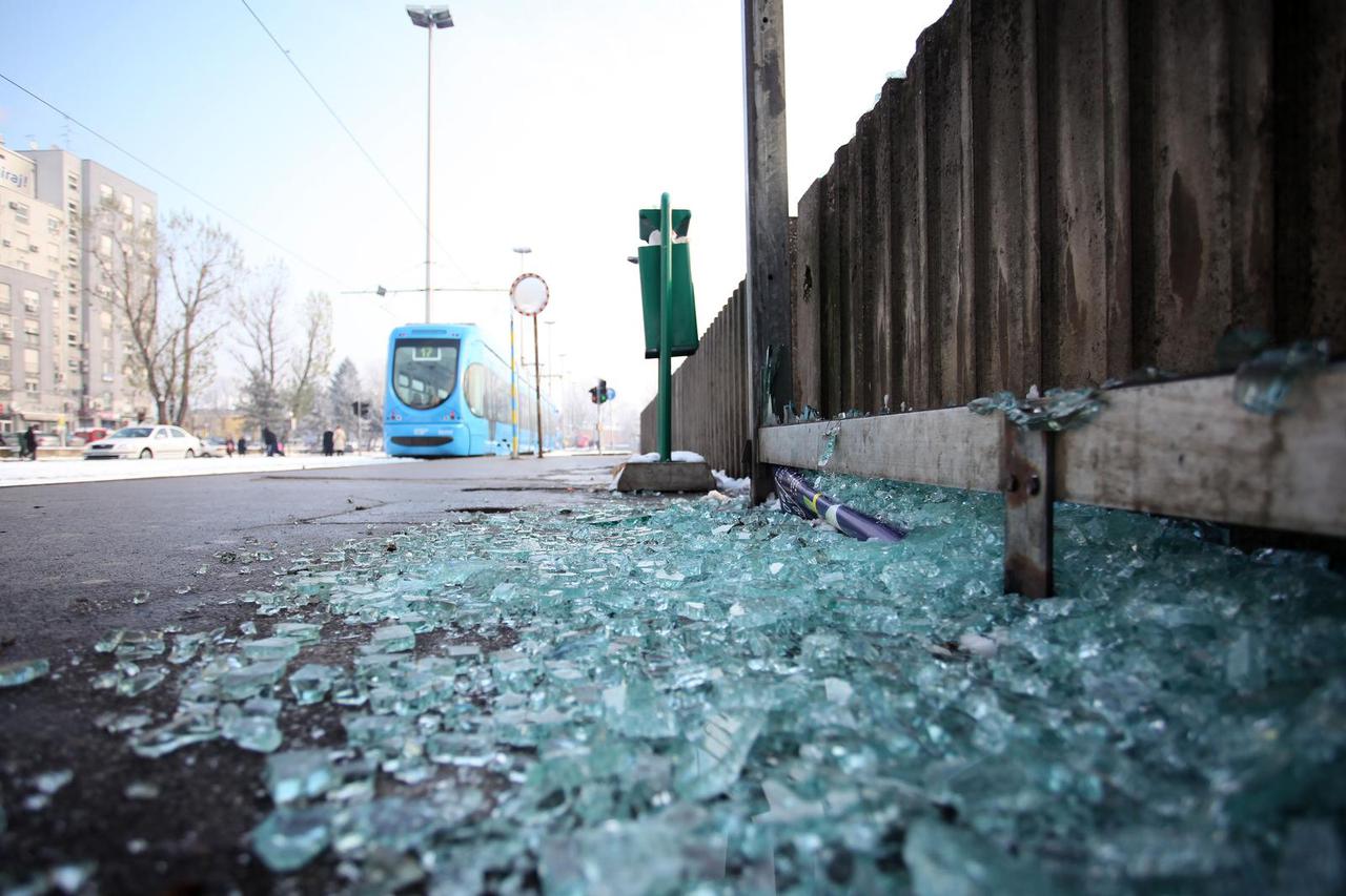 Zagreb: Razbijeno staklo na tramvajskoj stanici na Horva?anskoj