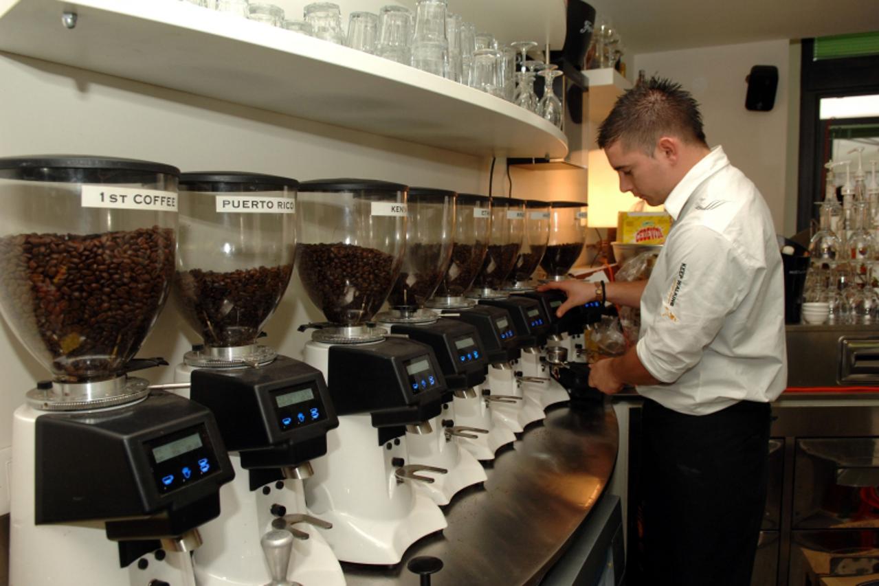 'gradska...23.10.09. kafic 1.st. coffee kafic u preradovicevoj 12 u kojem se izmedju ostalog toci kava luwak od 200 kuna Photo:Davor Visnjic/Vecernji list'