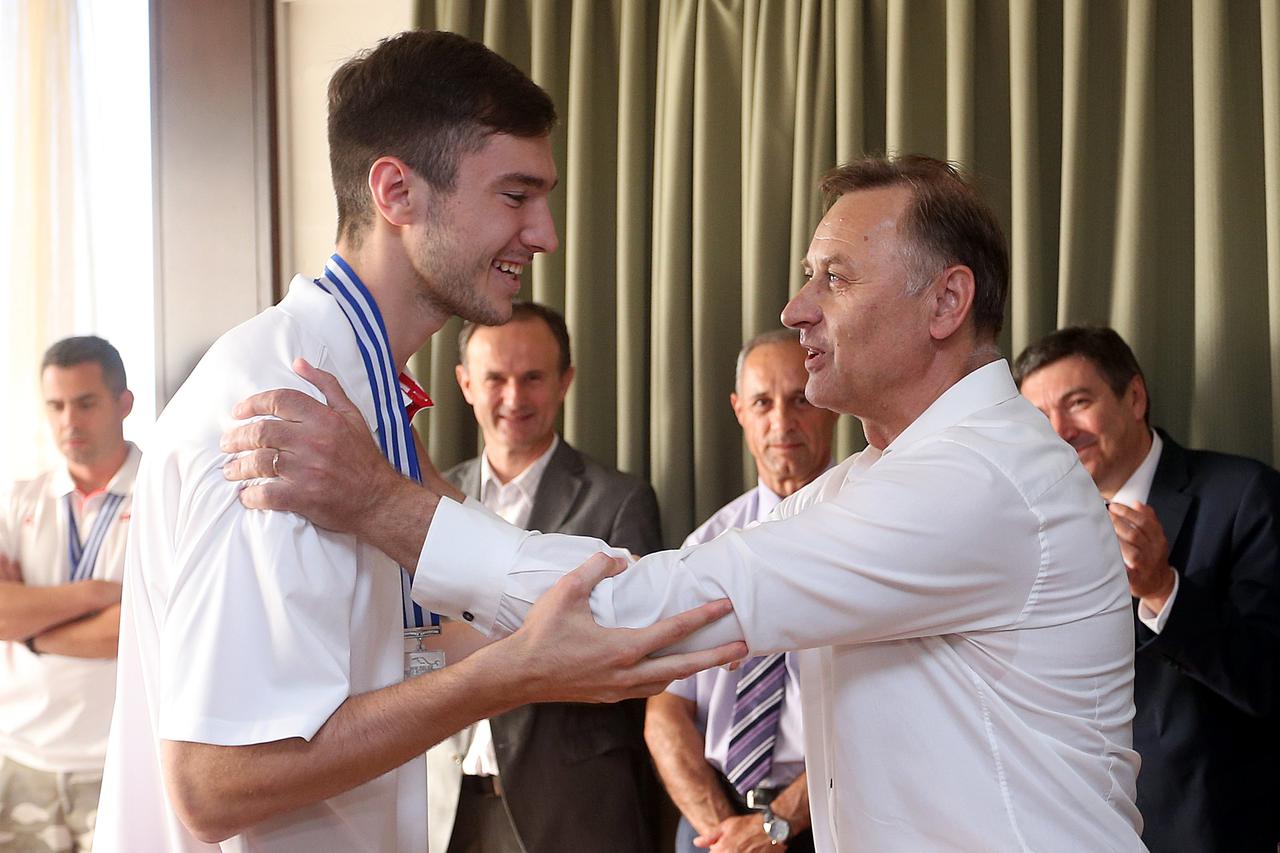 06.07.2015., Zagreb - Svecani docek kosarkasa do 19 godina koji su na svjetskom prvenstvu u Grckoj osvojili srebrnu medalju. Lovro Mazalin, Zeljko Draksic.  Photo: Goran Stanzl/PIXSELL