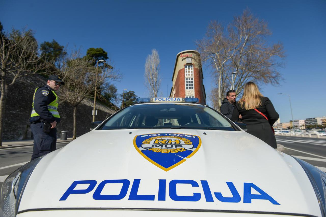 Zadarska policija u akciji povodom Dana žena zaustavlja sudionice u prometu i daruje ih ružama