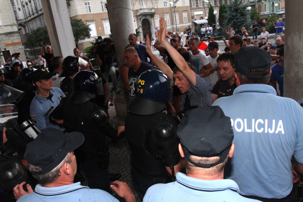 05.08.2015., Rijeka - Branitelji, Armada i policija pred HNK Ivana pl Zajca za vrijeme javnog razgovora  Drugi rat, na kojem pet protjeranih zena govori o svojim ratnim iskustvima. Policija sprjecava okupljene da udju u kazaliste u koje su smjeli samo oda