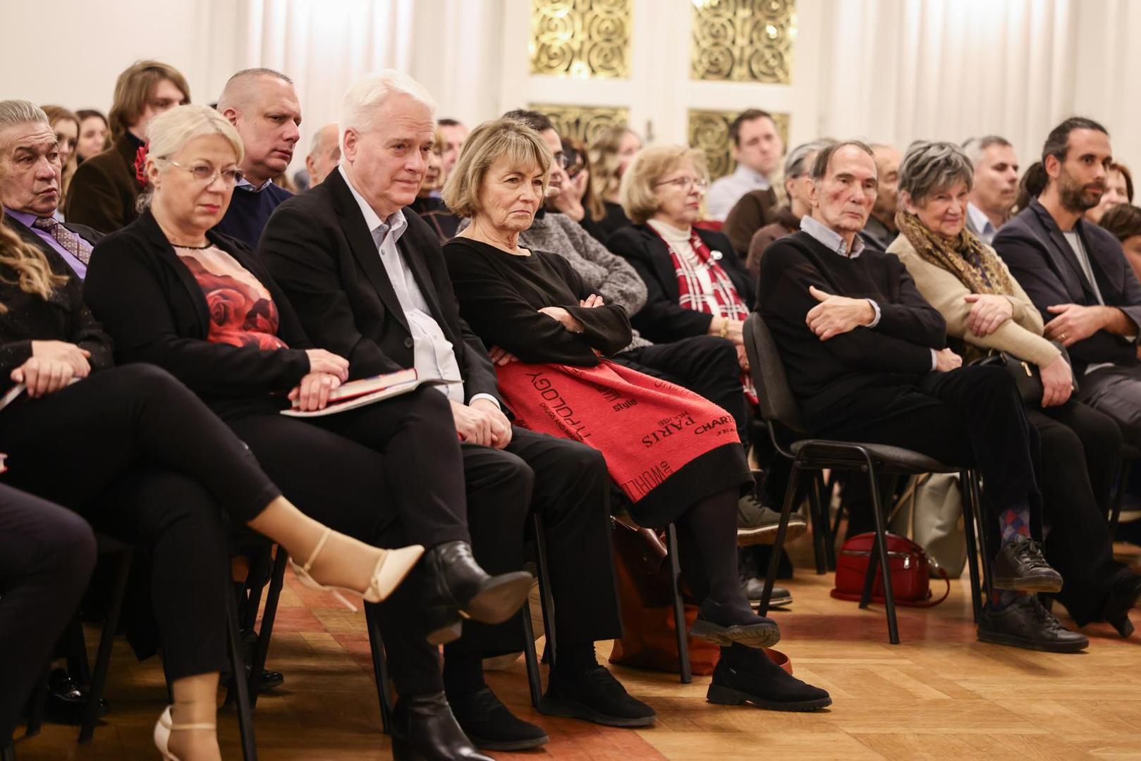 Na predstavljanu su, među brojnim uzvanicima, bili bivši predsjednik Ivo Josipović, nekadašnji  ministri Radimir Čačić i Vesna Pusić i saborska zastupnica Dalija Orešković. Ali i najdraži gost, njen unuk.