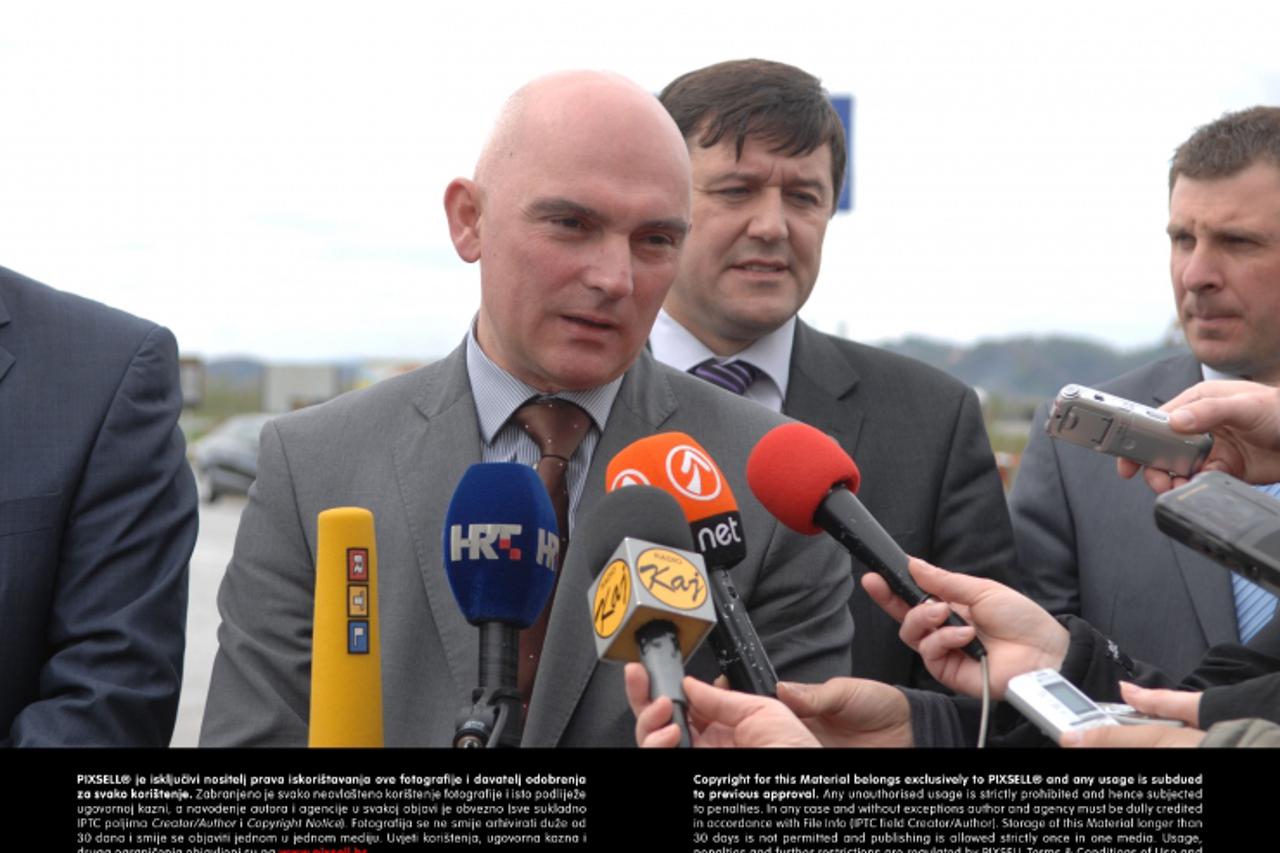 '11.04.2012. Zagorska magistrala, Mokrice - Press konferencija o pustanju obnovljenog mosta u promet i pocetku radova na Zagorskoj magistrali. Jasmin Krizmanic, pomocnik ministra pomorstva, prometa i 