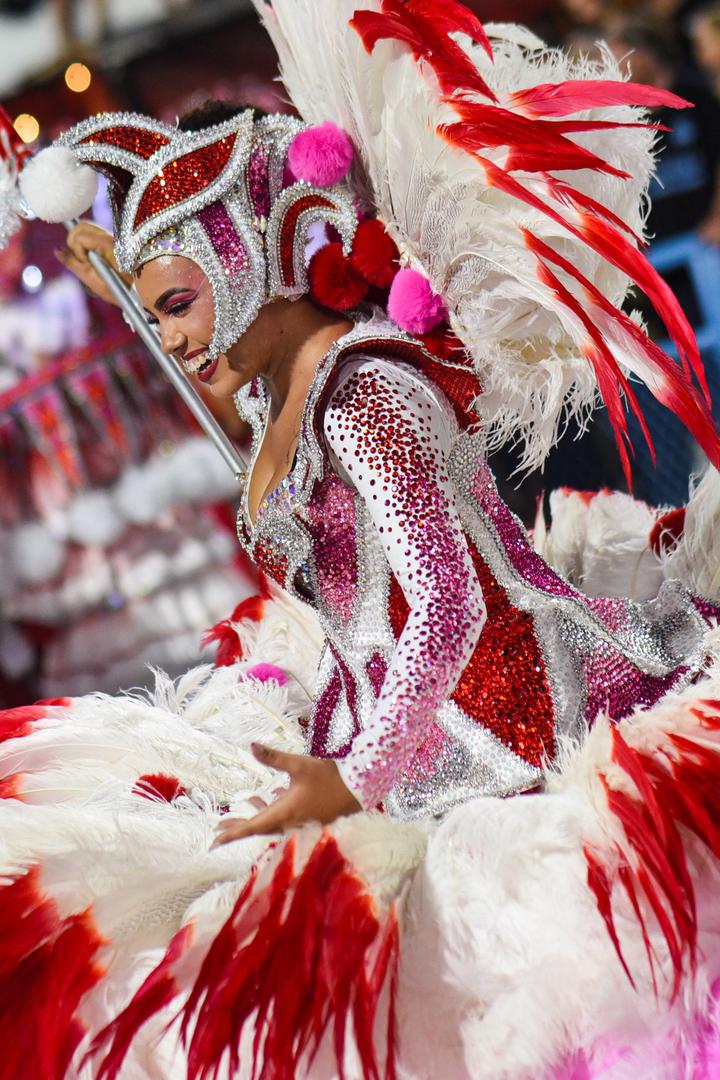 U samom srcu karnevala u Riju nalazi se Sambadrom Marquês de Sapucaí, posebno izgrađena avenija na kojoj se škole sambe natječu u blistavim, veličanstvenim povorkama. 