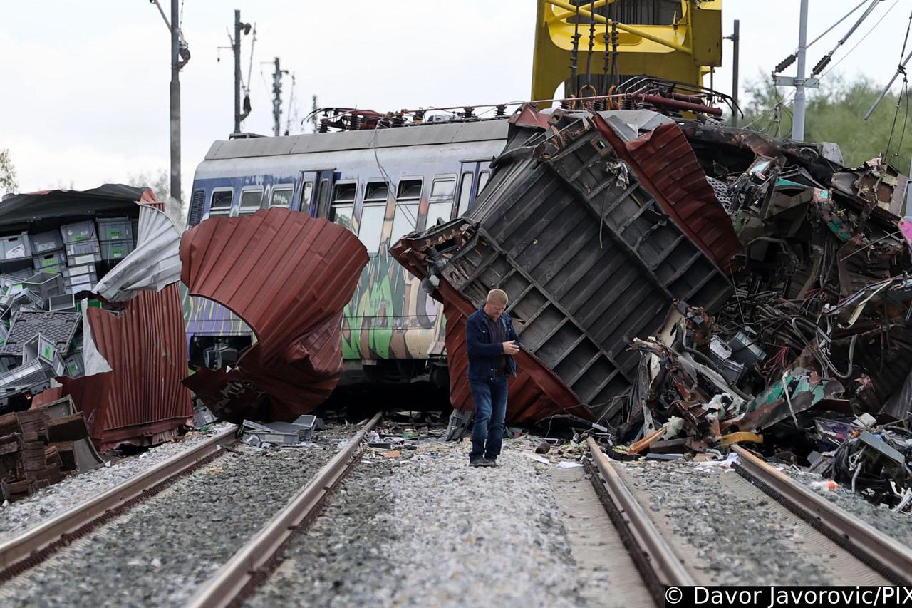 Novska: Započela sanacija pruge, uklanjanje kompozicija