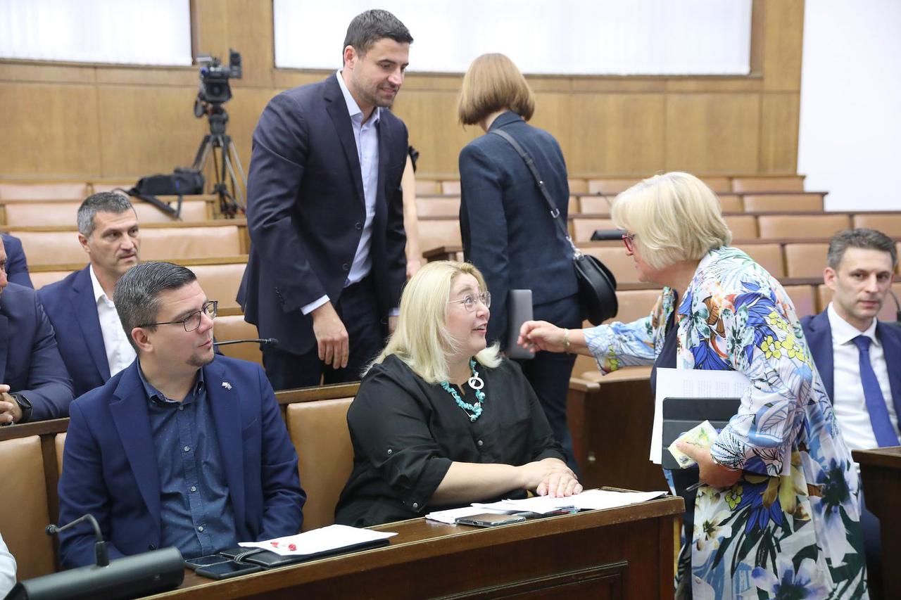 Zagreb: Saborska oporba raspravlja o plja?ki Ine