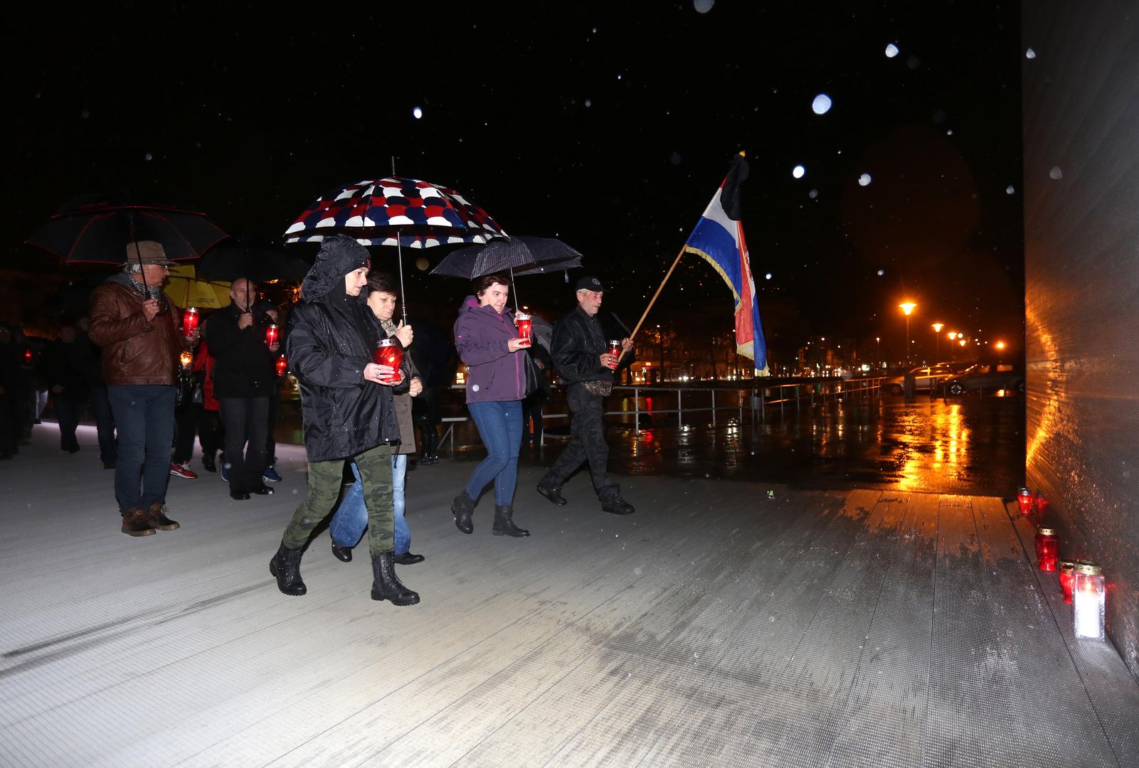 Povodom generalove smrti, građani pale svijeće na Mostu branitelja u Rijeci.