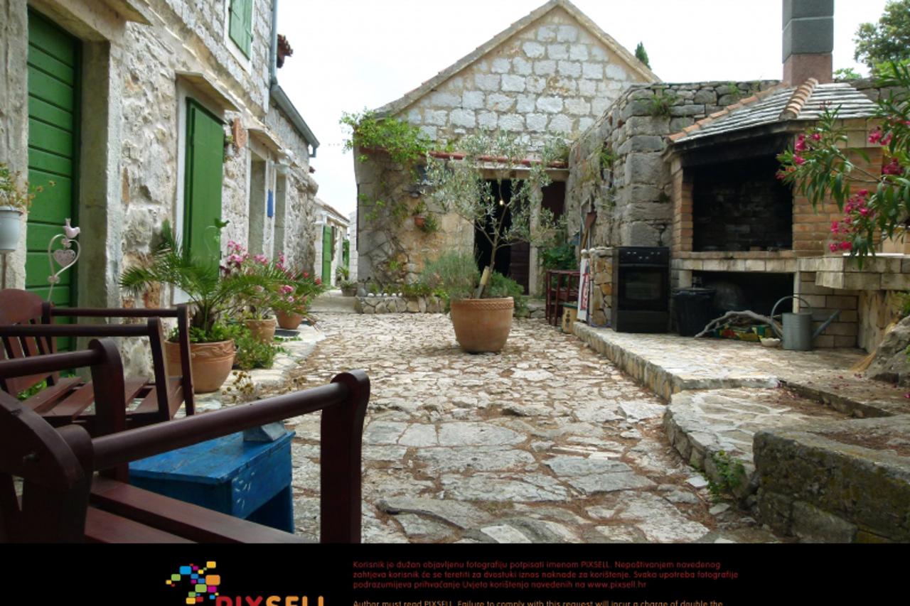 '05.06.2012., Vis - Selo Talez koje je kompletno obnovljeno i pretvoreno u apartmane.  Photo: Ivana Ivanovic/PIXSELL '